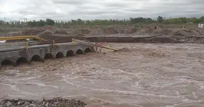 El agua le ganó al puente en San Rafael y cortaron el cruce clave: qué dicen desde el Municipio