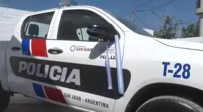Lo esperaban en la esquina, pero se sacó la ropa y siguió por los techos
