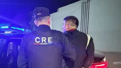 Lo frenaron por una moto, mostró un DNI y ofreció plata: lo que había abajo del asiento lo complicó