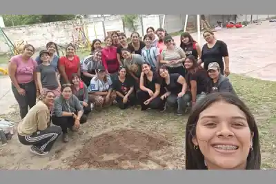 El patio de la escuela Ua Suhtu cambió para siempre: la huerta que armaron adentro