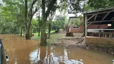 Jardín América acumuló más de 300 milímetros de lluvia y hay tres cruces a Paraguay que siguen cerrados