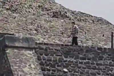 Un hombre armado escaló una pirámide y desde la cima abrió fuego: el saldo que dejó el ataque