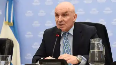 Le prohibieron salir del país y le trabaron un embargo millonario: el fallo que complica a Espert