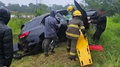 Una familia misionera volvía por la ruta 101 y terminó en la banquina: dos nenes, entre los cinco trasladados