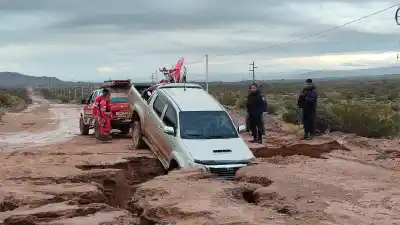 El agua abrió un pozo en plena ruta y una camioneta quedó adentro: adentro viajaba una menor