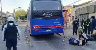 Corrió para no perder el micro en Godoy Cruz y terminó en el quirófano