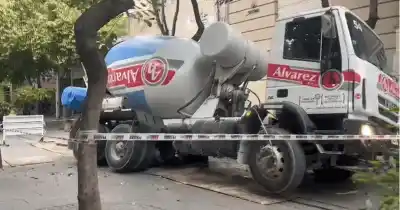 El pavimento cedió bajo sus ruedas y lo que pasó después dejó atónitos a los transeúntes