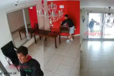 Entró como un vecino más y se llevó una silla del hall: las cámaras lo delataron