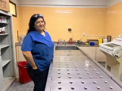 16 años en la morgue del Hospital Regional: saluda al entrar y se despide al salir