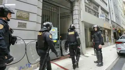 Entró a la celda para separar una pelea y terminó retenido por los presos