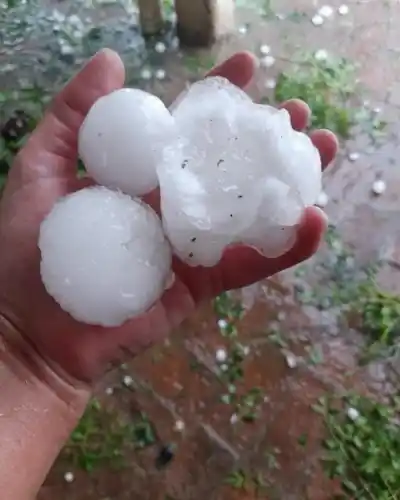 El granizo cayó en el noreste cordobés y dejó daños en autos, techos y cultivos