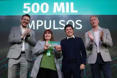 Kicillof entregó el microcrédito 500.000 y apuntó contra la política económica nacional
