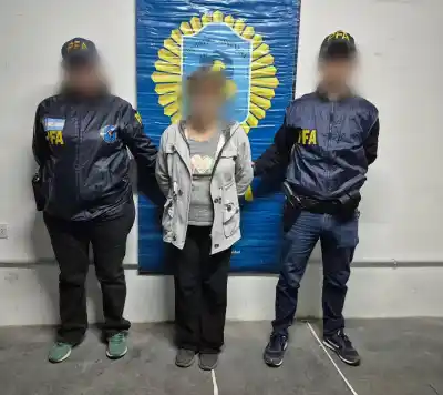 Trabajaba en una fábrica de baterías y murió intoxicado: cinco detenidos y una valija que llamó la atención