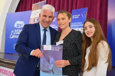 Ochenta familias de Villa Mercedes ya tienen la firma que las blinda para siempre