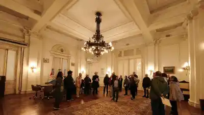 El Palacio de los Leones abre con guías que no son historiadores: quiénes estarán a cargo