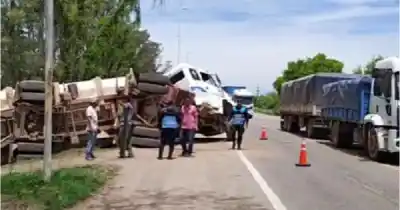 Salía de un molino con granos y terminó con el chasis para arriba en la ruta 9/34
