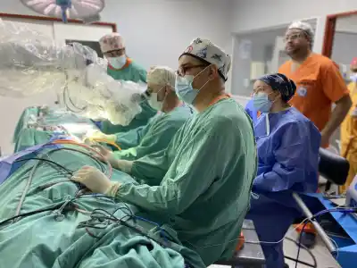 Tenía que operarse el oído antes del trasplante de riñón: quiénes entraron al quirófano para lograrlo