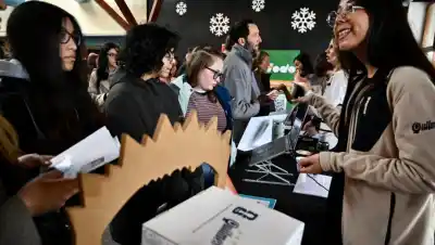 Bariloche busca trabajadores: la fila que se armó en el puerto San Carlos y las 100 vacantes que nadie esperaba