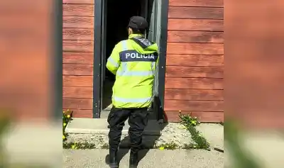 Le robaron la mochila del casillero del supermercado y la policía terminó en una casa del Intevu 8