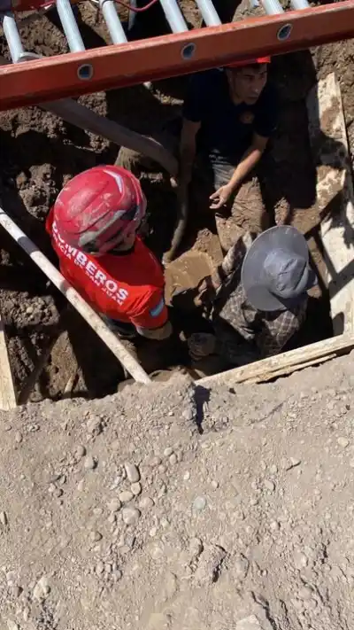 Quedó atrapado en el barro hasta las rodillas y no podía salir solo: el operativo que lo sacó