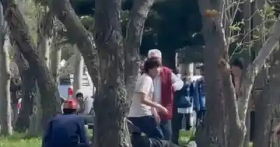 Se agarraron a golpes en plena plaza y un vecino hizo algo que nadie esperaba