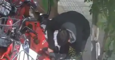 Lo vieron forcejear con una bicitran a las 4.55 y no llegó lejos
