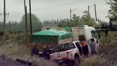 Un camión y dos camionetas salieron volando de la Ruta 7: qué encontraron en la banquina