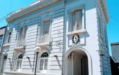 Forzó el candado de su celda y protagonizó un forcejeo: el peligroso prófugo que tiene en vilo a una ciudad