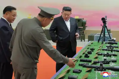 Kim Jong-un reapareció en público, pero el detalle de las fotos despertó nuevas sospechas