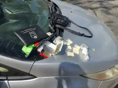 Aceleró para escapar de la Policía Ciclística, pero al verse sin salida entregó lo que escondía