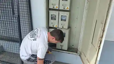 Lo vieron con un destornillador en el medidor cortado y lo que hizo después lo terminó entregando