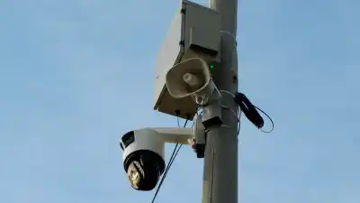 En plazas y barrios de la Capital, las cámaras ahora hablan: el aviso que llega antes del acta