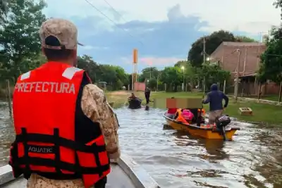 La crecida del Paraná les cortó el camino a la escuela: el operativo que los lleva por agua