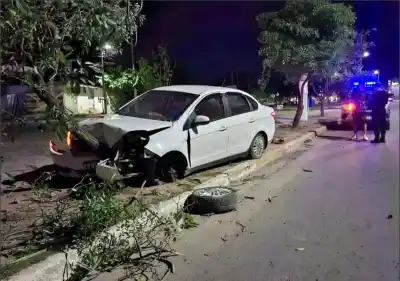 Iba manejando por el boulevard y terminó incrustado contra un árbol: lo que marcó el test de alcoholemia