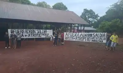 Llevan un cartel con su nombre y una exigencia: el director de Salud Indígena que Misiones no mueve