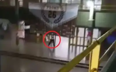 Atacaron en su celda al adolescente acusado por el crimen en la escuela: lo que encontraron encendió todas las alarmas