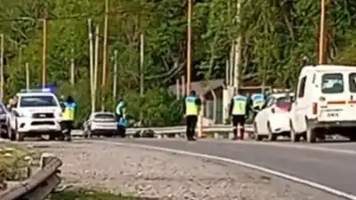Iba en moto por la ruta a La Almona y terminó detrás del guardarraíl: qué encontraron los peritos en el auto