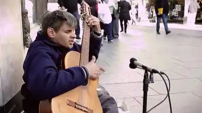22 años tocando en la peatonal de Rosario y un robo lo dejó sin su guitarra