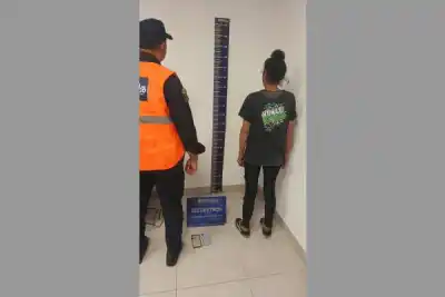 La empujó, le sacó el celular y lo vendió: cómo llegaron a la acusada en La Banda