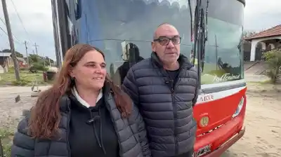 Se compró un micro escolar con 40 asientos y lo que armó adentro dejó a todos sin palabras