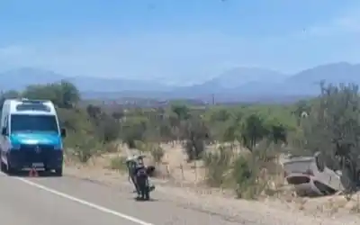 Una pareja de 83 y 80 años volcó en la RN 40: qué encontraron entre los hierros