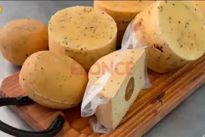 Estudiaron juntos, se enamoraron y hoy elaboran 300 litros de leche por semana: el queso que todos les piden