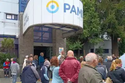 Jubilados de Escalada se plantan frente a la ex Clínica Estrada: "Nos unimos porque sino nos pasan por encima"