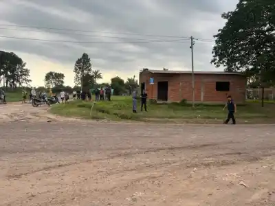 Fontana: lo hallaron boca arriba dentro de una casa en obra y la Policía sigue un rastro