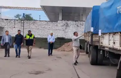 Un camión que pasaba por Circunvalación escondía cobre con una marca imposible de explicar
