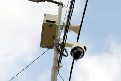 El altavoz que delata a los que tiran basura en plazas de Corrientes