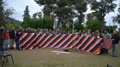 Plantaron un algarrobo en la plaza de Valle Fértil: la piedra que pusieron a sus pies guarda un secreto del monte
