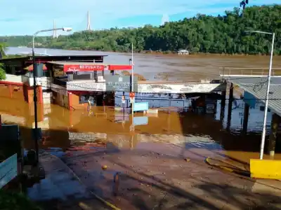 El río no baja y ya son 14 los cruces a Paraguay que siguen cerrados