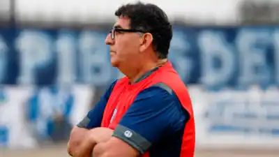 Sarmiento recibe a Atenas con una deuda que el propio Díaz admitió: "No nos va a alcanzar"