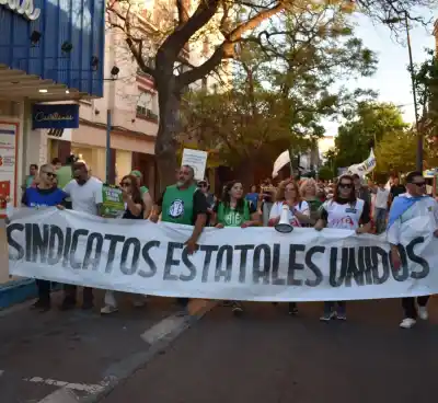 Seis gremios estatales se plantan en la peatonal y el reclamo que llevan incomoda en el Gobierno